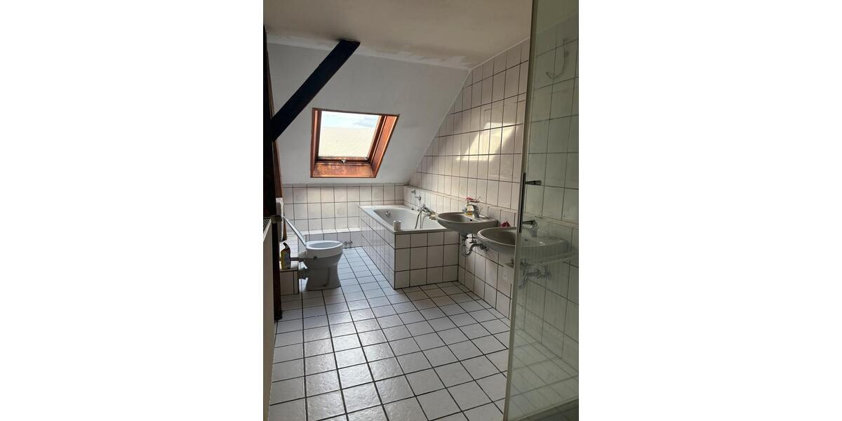 Dachgeschoßwohnung Krefeld Gartenstadt - 6 Zimmer, 109 m&sup2;, 330.000&euro; | Angebot:27413714