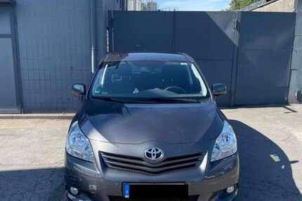 Toyota Verso 82.000 km 6.999 &euro; Duisburg 47166