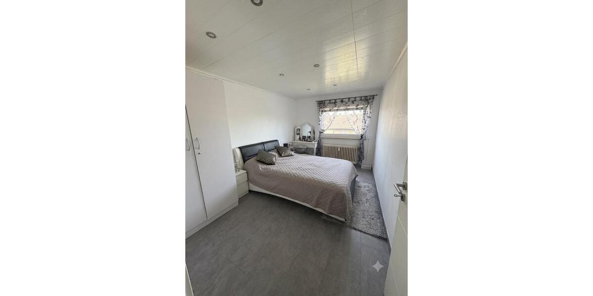 Dachgeschoßwohnung Duisburg Rheinhausen - 3.5 Zimmer, 80 m&sup2;, 198.000&euro; | Angebot:27258760